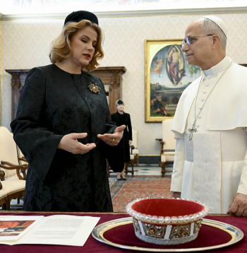 Latvijas Ministru prezidente Evika Siliņa Romas pāvestam Leonam XIV uzdāvinājusi Nīcas–Bārtas tautastērpa etnogrāfisko vainagu.