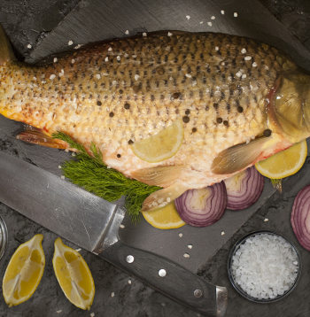 Ar sieru un šampinjoniem cepta karpa.