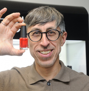 "Lai arī uzņēmuma portfelī ir vairāk nekā 3500 dažādas nagu lakas toņkārtas, joprojām vispopulārākais ir spilgti sarkanais tonis nr. 21 "Victory" jeb uzvara," secina "Kinetics Nail Systems" dibinātājs un īpašnieks Andžejs Stenclavs.