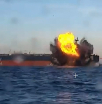 Sprādziena brīdis Ukrainas 29. novembra uzbrukumā Krievijas "ēnu flotes" tankkuģim Melnajā jūrā.