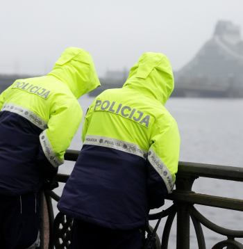 Valsts policijas darbinieki pie Daugavas, starp Akmens un Vanšu tiltu, kur ceturto dienu notiek vieglās automašīnas izcelšanas darbi, kura 27. novembrī iebrauca upē un nogrima.