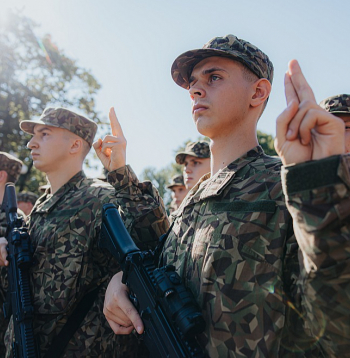 Valsts aizsardzības dienesta karavīri 5. septembrī nodod karavīra zvērestu pie Brīvības pieminekļa Rīgā.