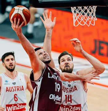Par Latvijas basketbola izlases jauno kapteini ieceltais Rihards Lomažs uzvarā pret Austriju izcēlās ar 24 gūtiem punktiem. Līdzšinējais kapteinis Dairis Bertāns no valstsvienības atvadījās ar neveiksmīgo spēli pret Nīderlandi.