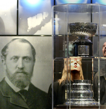 Lorda Stenlijs attēls un oriģinālais Stenlija kauss Toronto Hokeja slavas zālē 2005. gada 14. februārī.