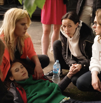 "Caur ērkšķiem uz…" dalībniece Dace negaidīti saļimst.