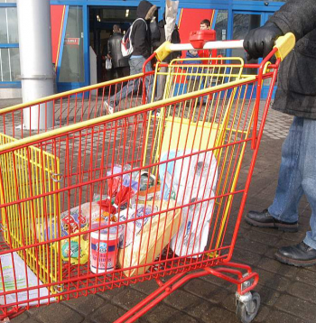 Lai patērētāji varētu salīdzināt cenas, trīs lielveikalu ķēdēm katru dienu Centrālajai statistikas pārvaldei jāsniedz dati par noteiktām precēm – bieži lietotiem pārtikas produktiem, kas nepieciešami ikdienas uzturvielu uzņemšanai.