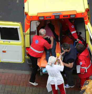 Pacienti bieži izmanto elektroniskās pieraksta iespējas, bet dodas arī klātienē vai zvana uz dažādām reģistratūrām, lai atrastu tuvāko pieejamo konsultāciju.