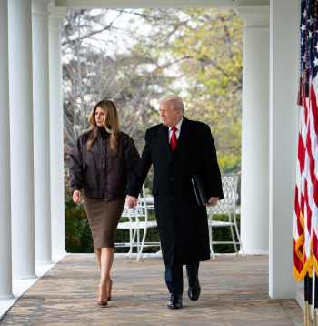 ASV prezidents Donalds Tramps ar kundzi.