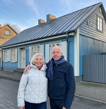 Atjaunotais nams Jūras ielā 5a patīkami izceļas gan ar perfekto fasādes apdari, gan izvēlēto toni. Attēlā: Acīmredzami, ka Ruta un Ģirts ar savu veikumu ir apmierināti.