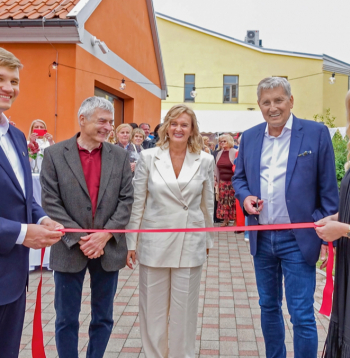 Šovasar abiem atjaunotajiem namiem sarīkota atklāšana. Attēlā: svinīgajā atklāšanas brīdī – Zinta un Ģirts Štekerhofi (no labās
vidū), viņu vecākais dēls Kārlis (pirmais no kreisās) un vedekla Madara (pirmā no labās).
