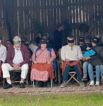 Lienas Šmukstes sajūtu izrādē "Mūžīgais ritums" skatītājiem ir labprātīgi jāaizsien acis.