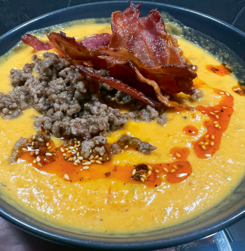 Ķirbja biezzupa ar malto gaļu un čili eļļu.