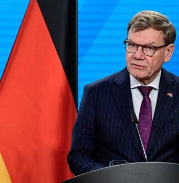 Vācijas ārlietu ministrs Johans Vādefuls pēc ASV nacionālās drošības stratēģijas publiskošanas paziņoja, ka Vašingtona ir "mūsu nozīmīgākais sabiedrotais" NATO, tomēr jautājumos par izpausmes brīvību un brīvas sabiedrības organizāciju Berlīnei "padomi no ārpuses" nav vajadzīgi.