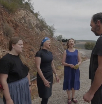 Tradicionālās dziedāšanas grupa "Saucējas" un Portugāles mākslinieks Karlošs Nortons (Carlos Norton).