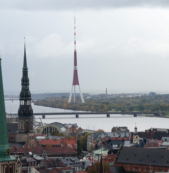 Pašvaldību obligāciju jeb parādzīmju izlaišana varētu būt būtisks papildinājums vietējo vajadzību finansējuma buķetē, jo tā būtu iespēja gan tikt pie daudzgadīga finansējuma, gan arī dotu pienesumu kapitāla tirgus attīstībā Latvijā, piedāvājot privātajiem investoriem veidu, kā droši un samērā ienesīgi ieguldīt naudu. Rīga ir celmlauzis šajā kustībā.