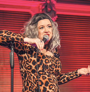 Komiķe, sieviešu "stand-up" dalībniece un satura veidotāja Džemma Sudraba.