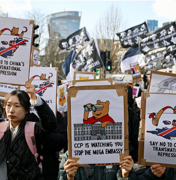 Protesta akcija pie bijušās karaliskās naudas kaltuves Londonā, kur Ķīna plāno atvērt jauno vēstniecību.