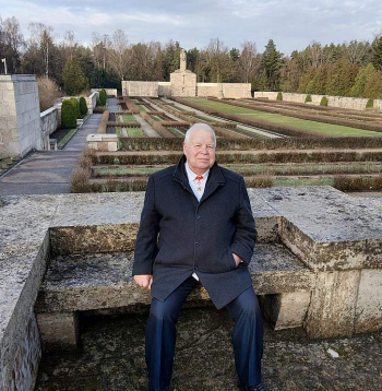 Andrejs Ķeizars, nodibinājuma "Rubeņa fonds" valdes loceklis, latviešu nacionālo partizānu vēstures iemūžināšanas entuziasts, Atzinības krusta komandieris Brāļu kapos Rīgā: "Vai mūsu senčiem, arī nacionālajiem partizāniem, vispār bija vērts par mums cīnīties? Protams, ka bija! Kad sarkanā armija 1944. gada rudenī jau nākusi uz Kurzemi, piemēram, ģenerāļa Jāņa Kureļa karavīri tomēr vienojušies – cīnīsimies kaut vai par kapa vietu dzimtajā zemē! Lūk, tas ir patriotisma augstākais slieksnis!"