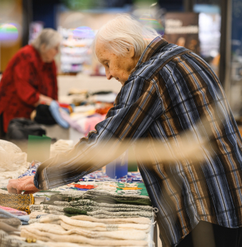 Atklāts Ziemassvētku labdarības tirdziņš.