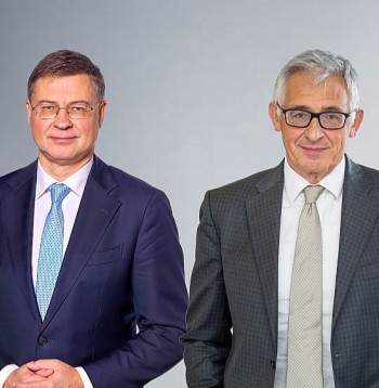 Eiropas Komisijas izpildviceprezidents Valdis Dombrovskis (no kreisās) un Eiropas Centrālās bankas izpilddirekcijas loceklis Pjēro Čipollone: "Pašlaik mūsu maksājumu vidē dominē ārpus Eiropas esošo valstu pakalpojumu sniedzēji. Mums jārīkojas, lai samazinātu ārējo atkarību, kas varētu ierobežot mūsu brīvību īstenot politiku saskaņā ar mūsu vērtībām un interesēm."