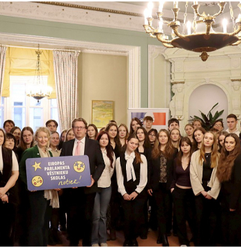 Francijas vēstnieks Latvijā Manuels Lafons Rapnuijs, EP biroja Latvijā vadītāja Anne Mete Vestergārda (centrā aiz planšetes) un EP Vēstnieku skolu dalībnieki kopīgi ar citiem Francijas vēstniecības Latvijā darbiniekiem mācījās diplomātiju un izzināja, kā top ES politika. Francijas vēstnieks Latvijā Manuels Lafons Rapnuijs, EP biroja Latvijā vadītāja Anne Mete Vestergārda (centrā aiz planšetes) un EP Vēstnieku skolu dalībnieki kopīgi ar citiem Francijas vēstniecības Latvijā darbiniekiem mācījās diplomātiju un izzināja, kā top ES politika.