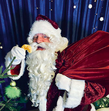 Ziemassvētku laikā Jānis dodas palīgā Ziemassvētku vecītim, un viņam ļoti garšo tikko cepti pīrādziņi!