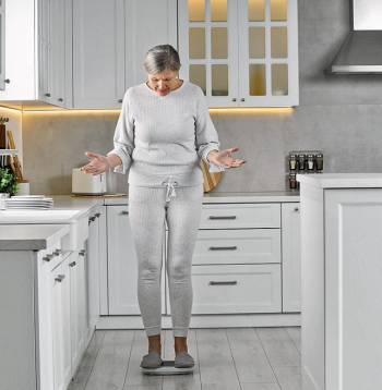 Menopauzes sākumā bieži novērojams svara pieaugums. Tauki vairs neuzkrājas sēžas un gūžu rajonā, bet uz vēdera priekšējās sienas.