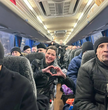 Baltkrievija atbrīvo 123 politieslodzītos, tostarp opozīcijas protestu līderus Kaļesņikovu un Bjaļacki.