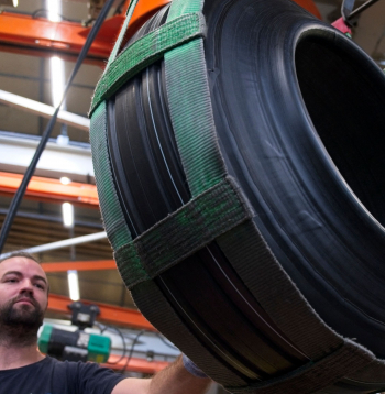 Lidmašīnu riepu ražotne. Ilustratīvs attēls. 