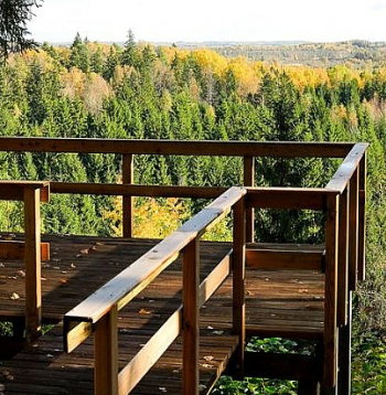 No skatu platformas, kas izvietota 150 metrus augstajā grēdas virsotnē, uz austrumu pusi paveras skaista ainava.