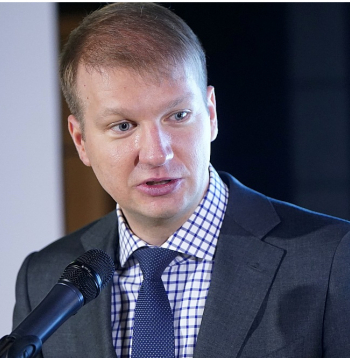 Klimata un enerģētikas ministrs Kaspars Melnis: "Klimata un enerģētikas ministrija uz biometānu skatās kā uz galveno energoresursu starppilsētu un reģionālo autobusu pārvadājumu nodrošināšanā, iespējams, tas ir arī pilsētu neelektriskā sabiedriskā transporta nākotnes energoresurss. Nekādu tehnoloģisku šķēršļu pārejai uz šādiem autobusiem nav, ir jāveido valsts atbalsta programma, jāiedrošina uzņēmēji un jāveido biometāna uzpildes staciju tīkls."