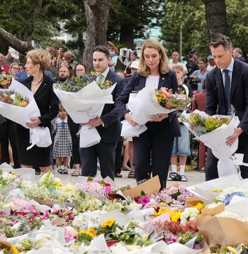 Austrālijā ebreju svētkos nogalinātos pirmdien pieminēja arī politiķi. Pirmais no labās – Jaundienvidvelsas štata, kur atrodas Sidneja, premjers Kriss Minnss.