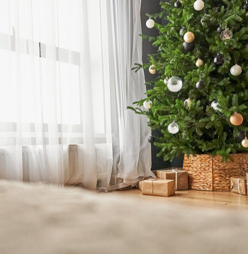 Nomaskēts eglītes statīvs.