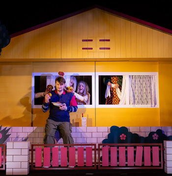 Režisores idejas sabalsojas ar Artura Putniņa radošo temperamentu, aktieris pārsteidzoši sirsnīgi smaida par savu varoni Oskaru un atbrīvo to no pieaugušo kontrolētās pareizības.