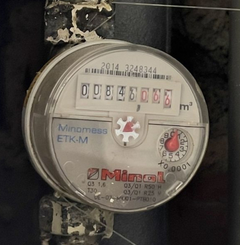 Ūdens skaitītājs dzīvoklī ir privātīpašums, līdz ar to mājas kopībai šajā jautājumā ir ierobežotas lemšanas tiesības.