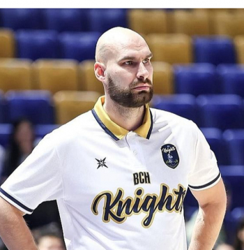 Jura Vasiļjeva vadītā "Dark Knights" ar 14 spēlēs izcīnītām 13 uzvarām ir Mongolijas čempionāta līdervienība.