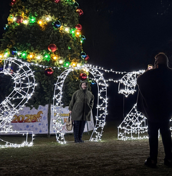 Ukrainas pilsētā Zaporižjā cilvēki fotografējas pie Ziemassvētku egles.
Ukraiņiem jau kārtējo Jauno gadu nākas sagaidīt neziņā, vai nākamgad Krievija izbeigs karu un Ukrainā beidzot iestāsies miers.