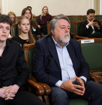 Ukrainas daiļslidotājs Fedirs Kuļišus (no kreisās) un dokumentālists Vitālijs Manskis Saeimas sēdes laikā, kurā lems par Latvijas pilsonības piešķiršanu.