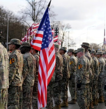 11.novembra krastmalā notiek Latvijas proklamēšanas 107.gadadienai veltīta Latvijas un tās sabiedroto bruņoto spēku, Iekšlietu ministrijas pakļautības iestāžu un Jaunsardzes vienību militārā parāde.