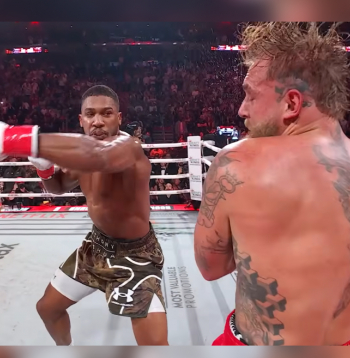 Ekrānuzņēmums no cīņas.