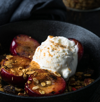 Ceptas plūmes ar saldējumu.