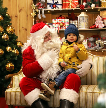 Mikus no Ogres sarunā ar Ziemassvētku vecīti.