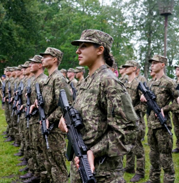 Lielvārdes parkā notiek Nacionālo bruņoto spēku Gaisa spēku valsts aizsardzības dienesta karavīru svinīgā zvēresta došanas ceremonija.