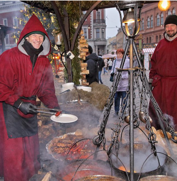 "Brīvdienās mūs gāž riņķī izsalkuši ārvalstu tūristi, bet vietējo pieplūdums parasti ir darba dienu vakaros," stāsta "Uguns namiņa" saimnieks Mārtiņš (pa kreisi).