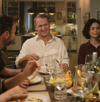 Intars Rešetins-Pētersons un Dārta Daneviča filmā "Perfektie".