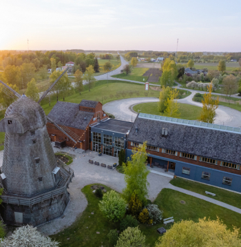 Tā izskatās Ribbes vējdzirnavas, kas atrodas VIA Baltica autoceļa malā septiņus kilometrus no Bauskas.