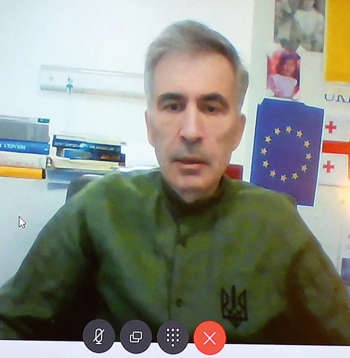 Ieslodzītais bijušais Gruzijas prezidents Mihails Saakašvili TV ekrānā tiesas sēdes laikā Tbilisi 2023. gada 27. oktobrī. Kopš 2022. gada Saakašvili ārstējas klīnikā Tbilisi.