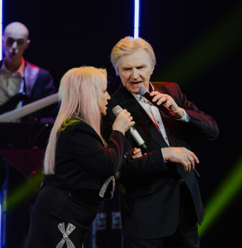 Koncertturneja "Ielūdz Olga Rajecka un draugi".