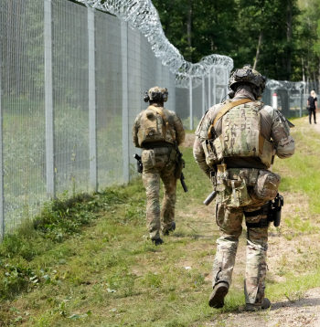Robežsargi uz Latvijas-Krievijas robežas netālu no "Draudzības kurgāna" Ludzas novadā.