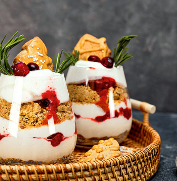 Piparkūku un ogu kārtojums.